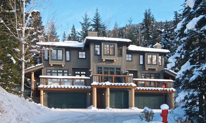 Nordic Estates House | Executive Peaceful mountain retreat! SKI IN/SKI OUT. Mountain Views! Double garage 2 level home