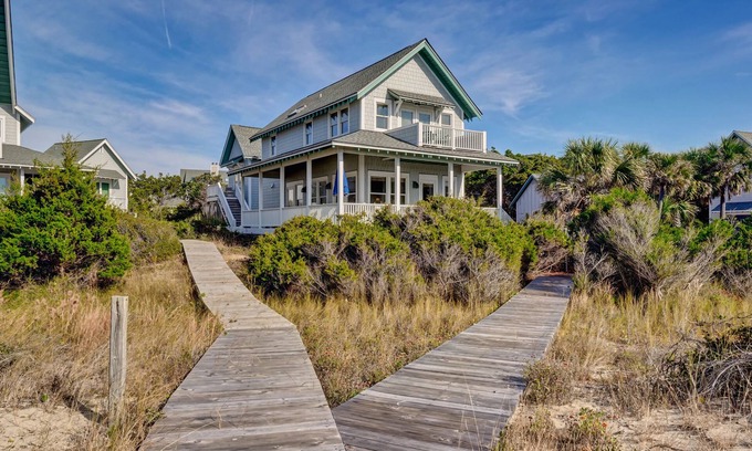 South Beach House | Executive seaside cottage with detached Crofter Cottage.