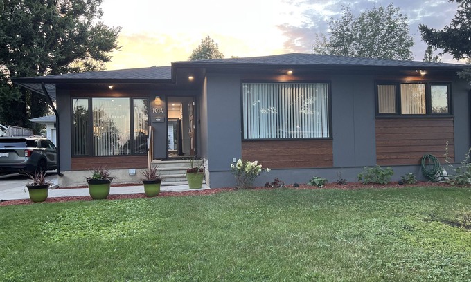 South Lethbridge House | Executive Southside home close to all amenities, by Henderson lake & golf course