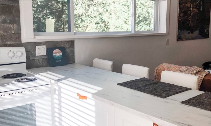 Lund Apartment | Executive Spa Country Getaway near Powell River.