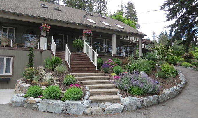 Central Okanagan House | Executive Style Home - Garden of Eating Resort - Ideal for Family and Friends