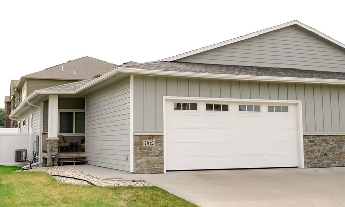 Buffalo Ridge House | Executive Twin Home in quiet neighborhood located in south central Sioux Falls