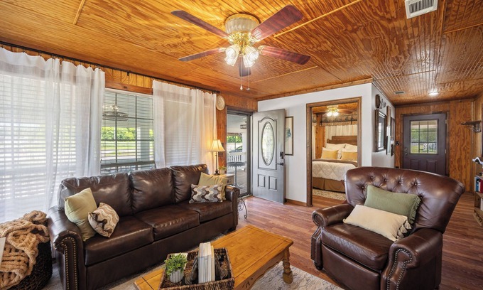 Weatherford Cottage | Executive Western Farm Cottage Retreat STARLINK WIFI Free Horse Trailer Parking