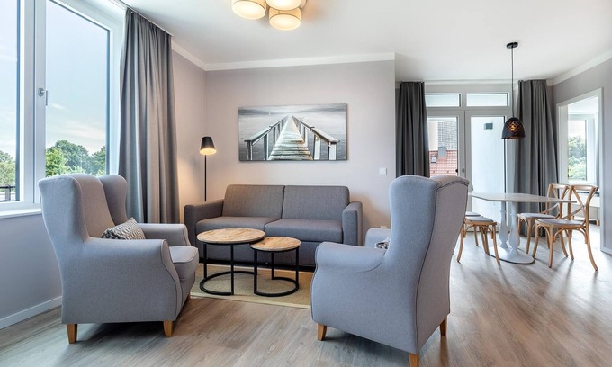 Alt-Travemunde/Ronnau Apartment | Exklusives Apartment in Ostseenähe mit Loggia, Zwei Badezimmern und SPA im Haus