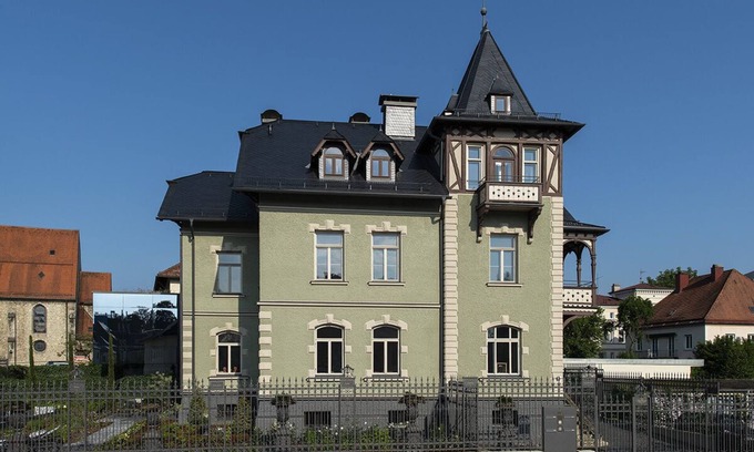 Traunstein Villa | Exklusives Urlaubs-appartement "pfauenauge"