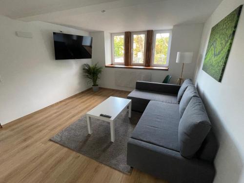 Stadtilm Apartment | Exklusives Zimmer mit geteiltem Bad und Küche KG