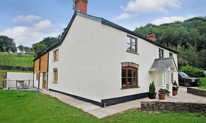 Brushford Cottage | EXMOOR FARMHOUSE, pet friendly, with hot tub in Bampton, Devon