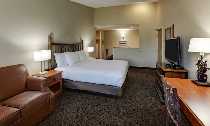 Sunnyland Hotel | Expanded King in Stoney Creek Peoria! Living Area w/Sofa Sleeper | 2 Units