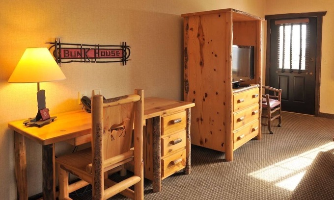 Onalaska House | Expanded King with Whirlpool, Next to Mississippi River, Stoney Creek