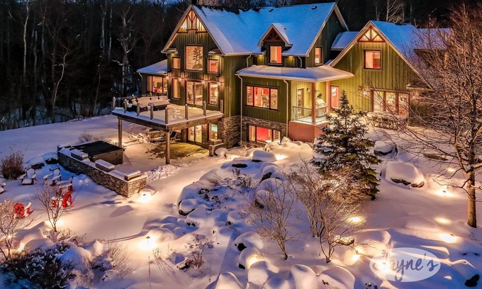 Clearview Ski Chalet | Expansive 6bed 5bath Chalet in The Blue Mountains! Hot Tub!