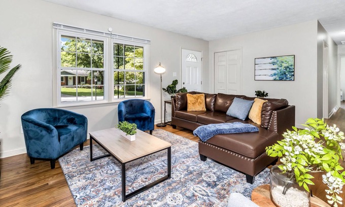 Royal Pines House | Expansive Backyard Charm/ Fire pit/King Beds