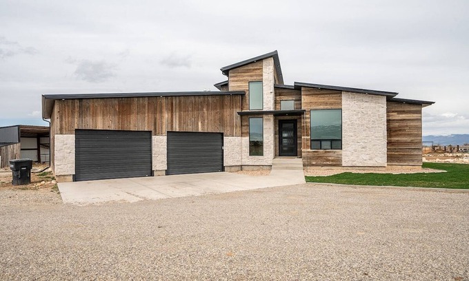 Spring City Apartment | Expansive Basement Suite w/Horses and Arena