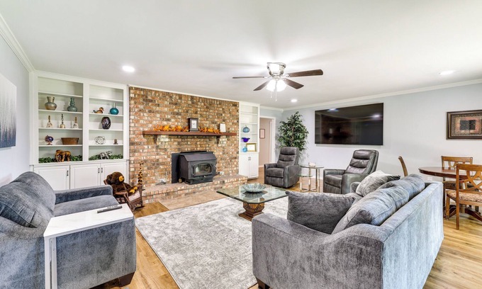 Fayetteville House | Expansive Fayetteville Retreat: 11 Mi to U of A!