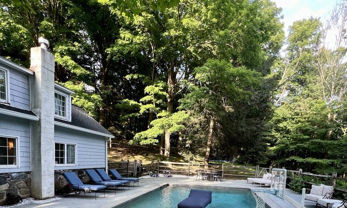 Washington House | Expansive, Five Bedroom House with Pool. Ideal for Multiple Family Travel