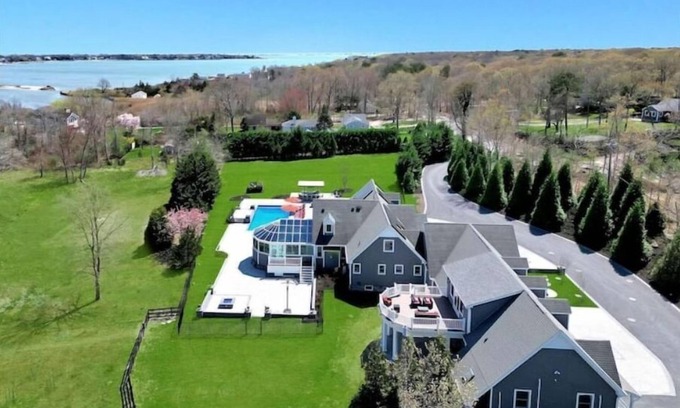 Hampton Bays House | Expansive Hamptons Mansion!