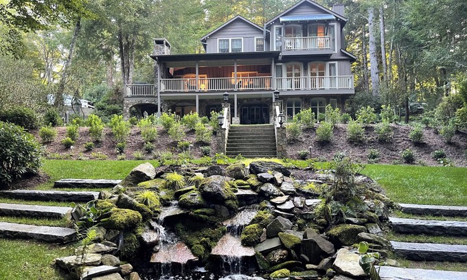 Highlands House | Expansive home, Walk to Downtown,Fiber Optic Wi-FI