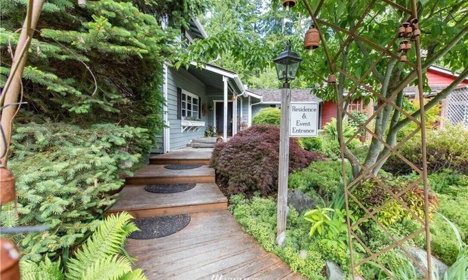 Langley Cabin | Expansive manor house for family gatherings, retreats, walkable to the village!
