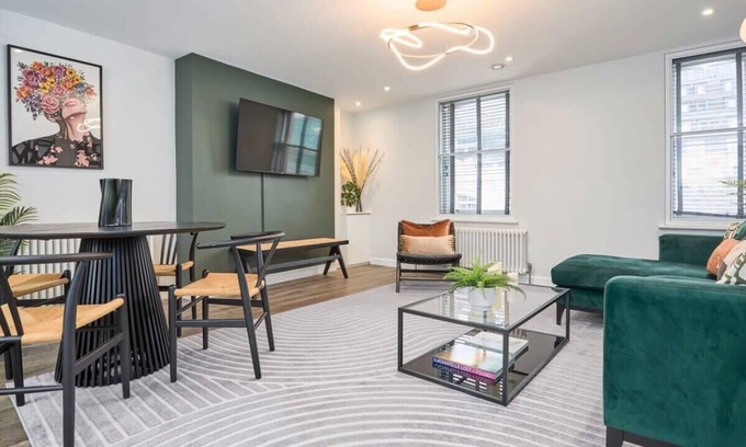 Chinatown Apartment | Expansive Penthouse with Roof Terrace in Soho