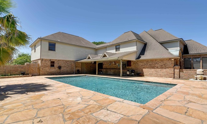 Texas City House | Expansive Texas City Retreat ~ 16 Mi to Galveston!