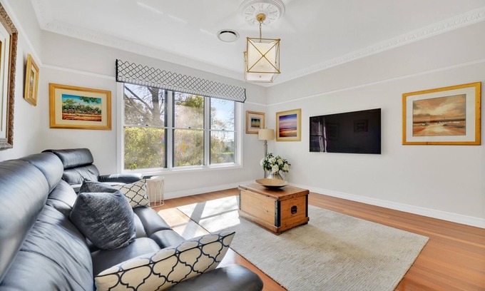 Cotswold Hills House | Expansive Toowoomba Retreat with Garden BBQ