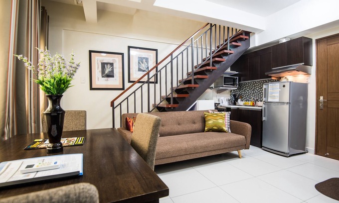Legazpi Village House | Expat's Wife's Loft Apt in Makati (L9)