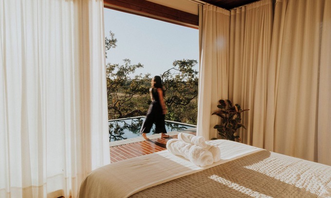 Alto Paraiso de Goias Ski Chalet | Experience the charm of Chapada: glass ceilings, stars and mountains