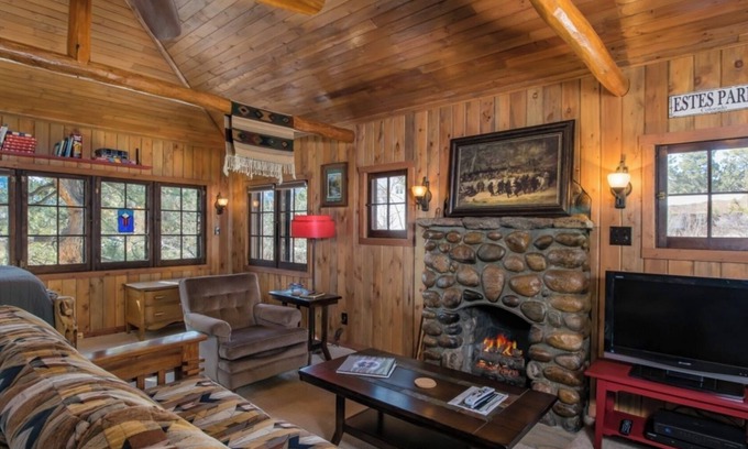 Estes Park House | Experience a Charming Renovated 1921 Cabin. 5 minute walk to downtown, Lic #3119