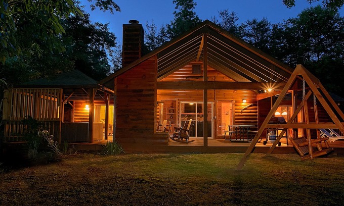 Gatlinburg - Pigeon Forge Cabin | Experience Amazing Views and a Theater room from your Romantic Getaway Cabin!