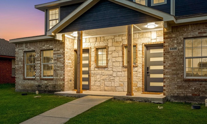 Southeast Arlington House | Experience Arlington: 4BR Comfort & Class. Minutes to Cowboys, Rangers, 6 Flags!