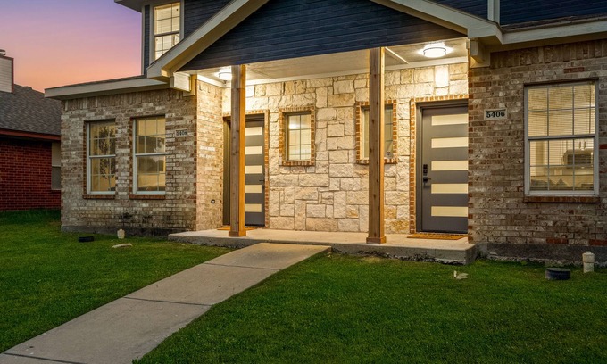 Southeast Arlington House | Experience Arlington:4BR Comfort & Class- Minutes to Cowboys, Rangers, 6 Flags!n