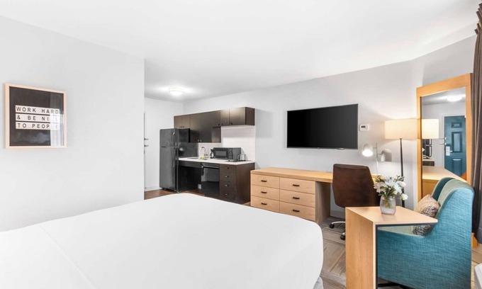 East Congress Hotel | Experience Austin's Famous 6th Street from Comfortable & Family Friendly Suites