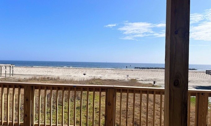 Grand Isle House | Experience beachfront bliss at Double the Fun in Grand Isle, LA, perfect for 19 guests!