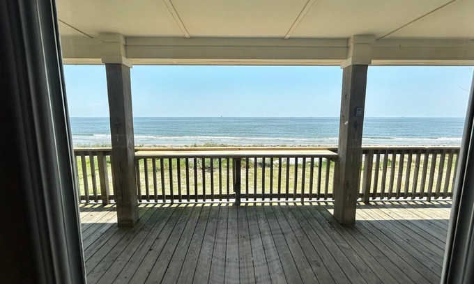 Grand Isle House | Experience beachfront bliss at Wine Down in Grand Isle, LA, perfect for 23 guests!