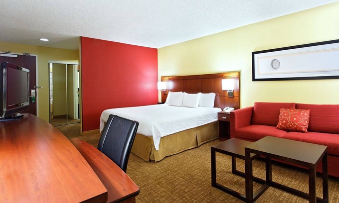 Brookhollow House | Experience Comfort in Budget-friendly Unit Close to NRG Stadium | Free Parking