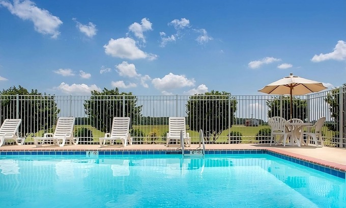 Saint Landry Hotel | Experience Comfort in Bunkie! 3 Units Perfect for Groups, Outdoor Pool!