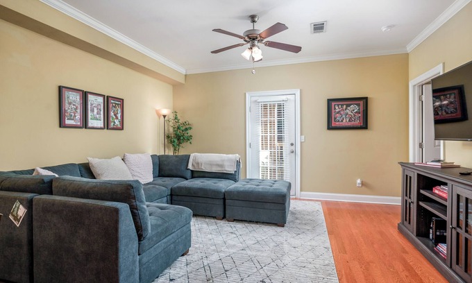 Tuscaloosa Condo | Experience Game Day Bliss at 'Crimson Traditions': Your Cozy 2-Bed Condo near The University of A.