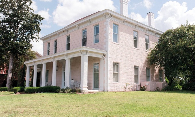 Vicksburg House | Experience History from the Luxury of a Southern Pre-Civil War Mansion