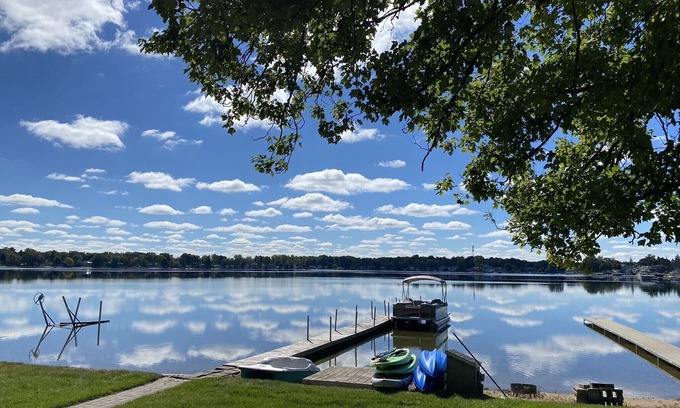Rockford Cottage | Experience lake life at our 3-bedroom beachfront cottage, near Grand Rapids.