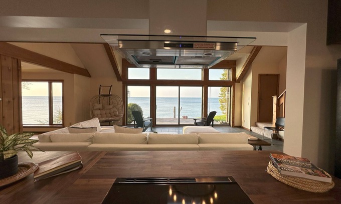 Youngstown Cottage | Experience lake life steps away in Youngstown's 4-bedroom cottage