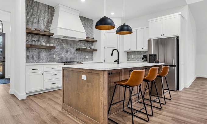 Kingston House | Experience Lake Texoma in just 3 mins! Spacious 4-Bed Vacation Home.