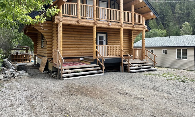 Okanagan-Similkameen Cabin | Experience Log Cabin Living in Picturesque Hedley, BC