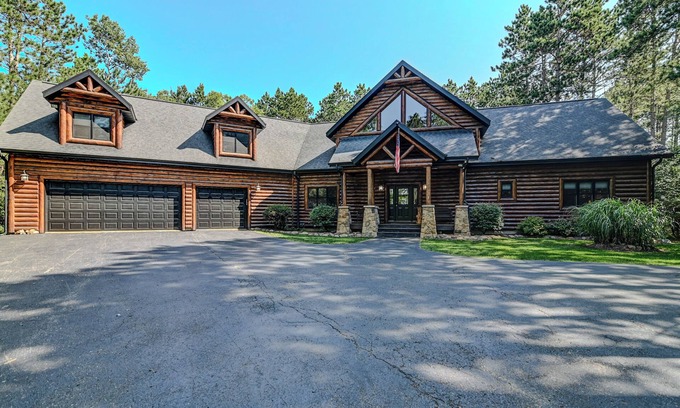 Mauston House | Experience luxurious lakeside living in our 5-bed, 5-bath retreat!