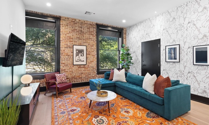 Arts/Warehouse District Hotel | Experience luxury in this spacious 2-bedroom, 2-bath condo at 888 Baronne Street