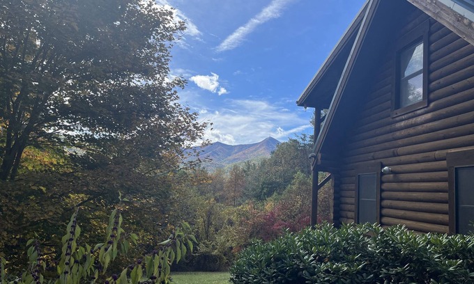 Candler Cabin | Experience nature’s splendor at a pet-friendly cabin 20 minutes from Asheville.