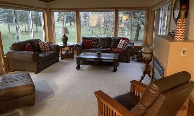 Oshkosh House | Experience Oshkosh charm near EAA Aviation Museum