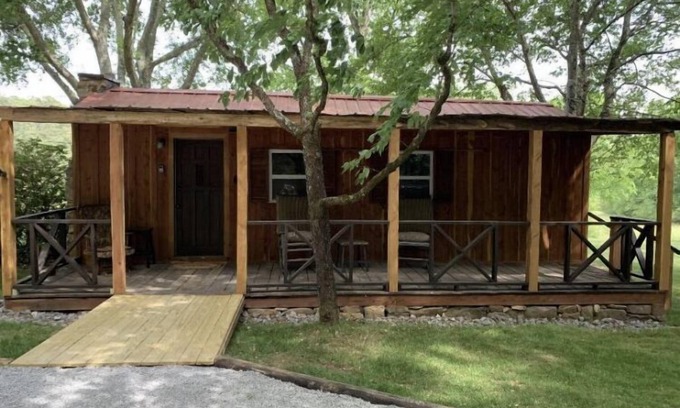 Scottsboro Cabin | Experience staying in a late 1800’s cabin. Located near the Tennessee River