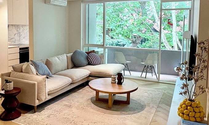 South Yarra Apartment | Experience stylish living in this chic one bedroom apartment. Perfect location