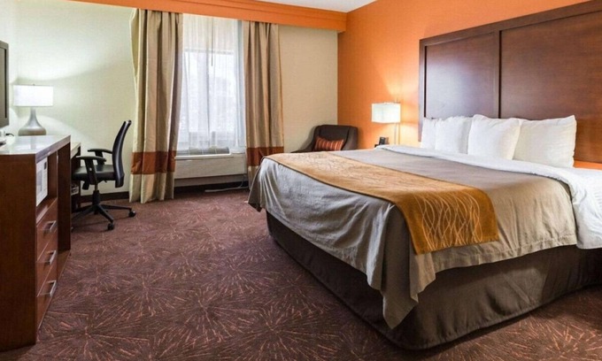 North Shore House | Experience the Best King Room for Your Getaway
