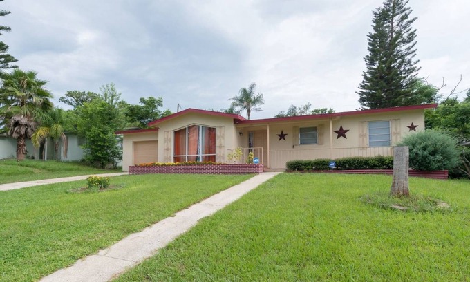 Deltona Lakes House | Experience the comfort you deserve while on vacation!