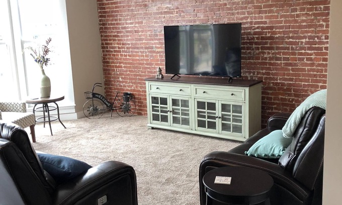 Iola Apartment | Experience the Lofts-Beck